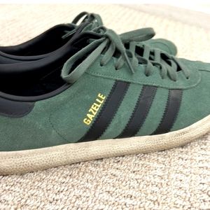 Men's Adidas Causual walk, skate, golf or beach shoes. Green/black suede 10.5